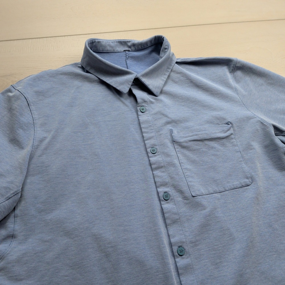 Lululemon Commission Shirt Mens L Short Sleeve Blue Pique Knit Vented Zip Pocket